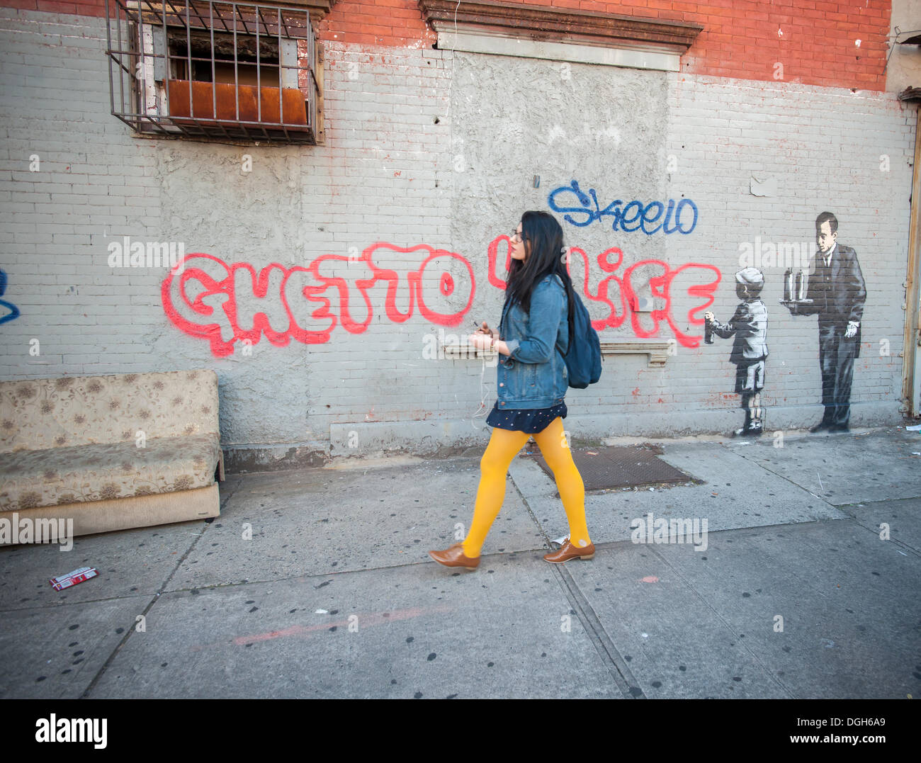 New York, USA. 21 Oct, 2013. Les amateurs de street art affluent au quartier Melrose du Bronx à New York le lundi 21 octobre, 2013 pour voir le vingt et unième tranche de l'art graffiti de Banksy, l'insaisissable artiste de rue, c'est la création d'œuvres autour de la ville chaque jour pendant le mois d'octobre. Crédit : Richard B. Levine/Alamy Live News Banque D'Images