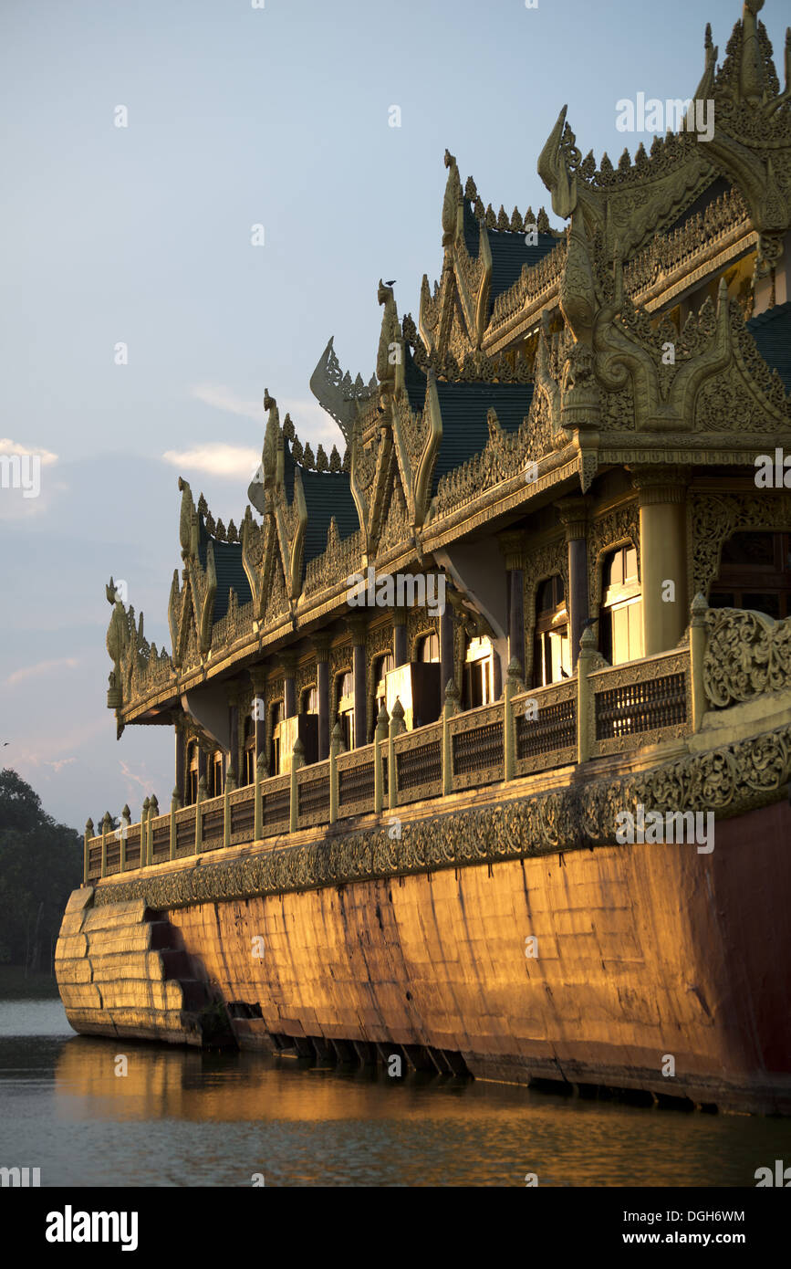 Karaweik (béton reproduction d'barge royale), le Lac Kandawgyi, Yangon, Myanmar, Mars Banque D'Images