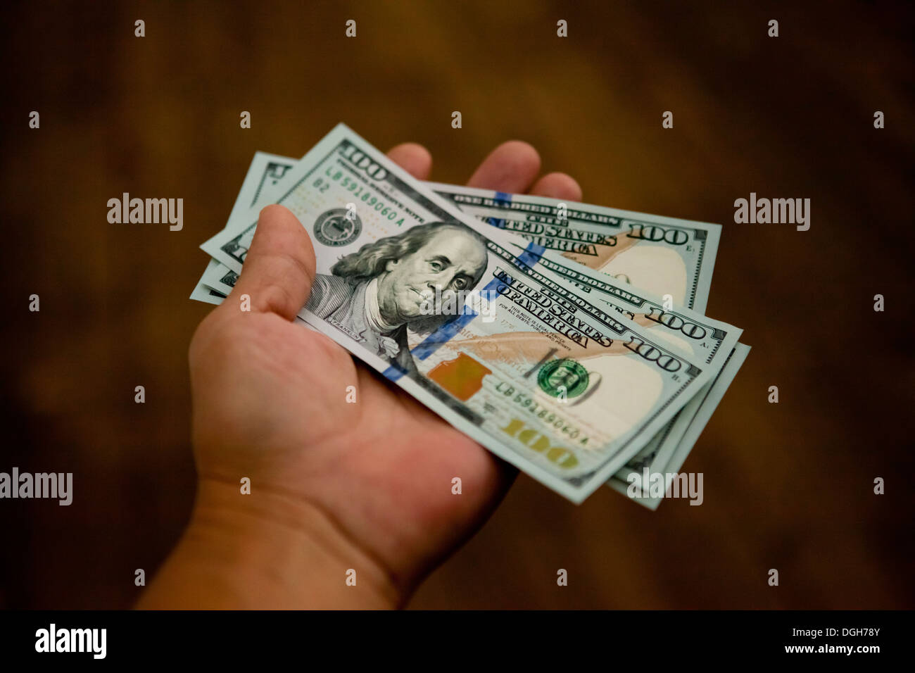 Nouvelle tranche de 100 dollar bills in hand Banque D'Images