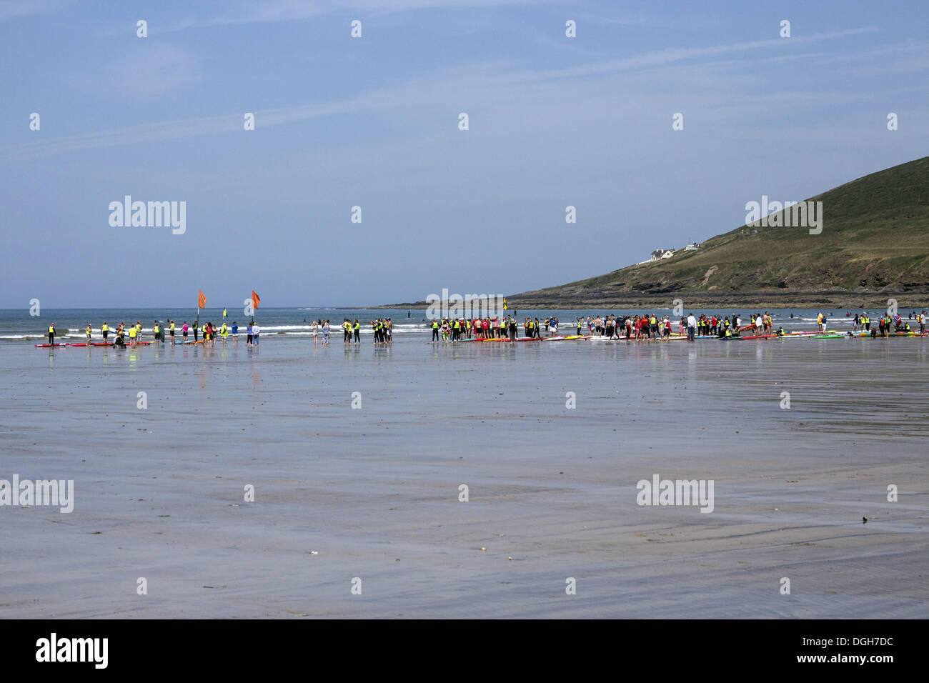 L'extrémité nord de Saunton Sands plage à marée basse avec une classe de surf. Banque D'Images