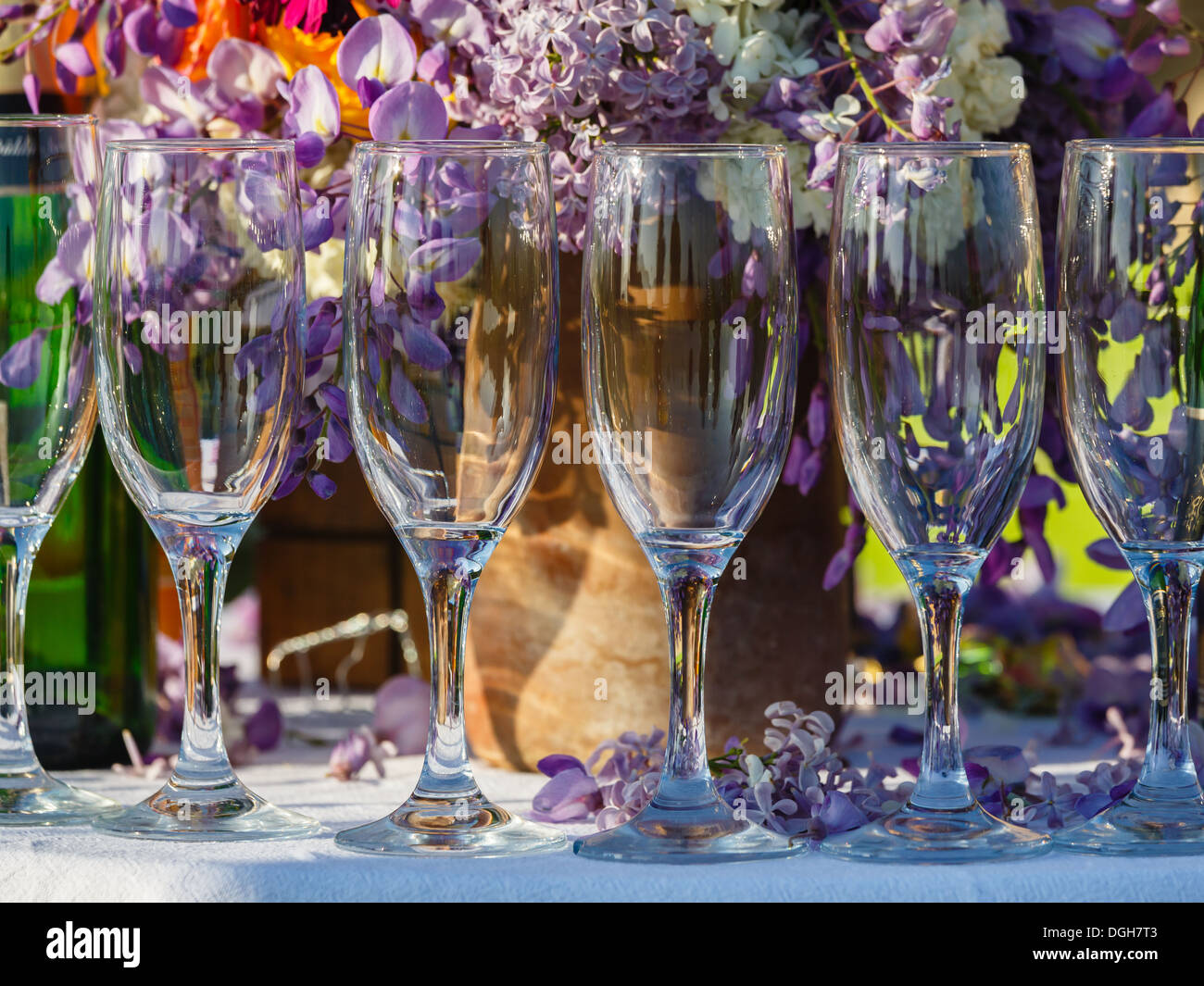Verres de champagne bien contre les fleurs de printemps Photo Stock - Alamy