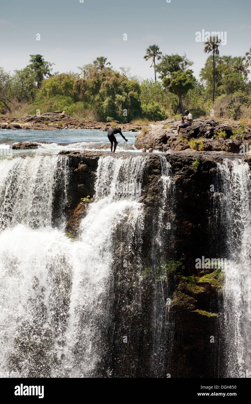 La natation de personnes dans la région de Devils extérieure sur le côté zambien des chutes Victoria vu de l'Afrique, côté Zimbabwe Banque D'Images