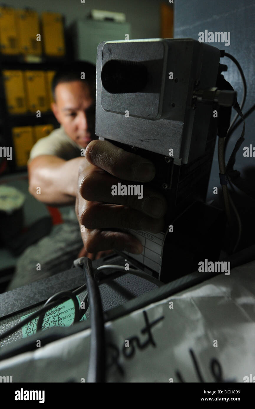 Nacapui Senior Airman Francis, 99e Escadron de reconnaissance de la Force expéditionnaire du détachement de soutien physiologique, technicien effectue Banque D'Images