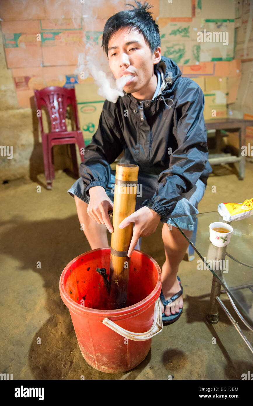 Groupe de la minorité Hmong fleurs man smoking avec pipe du bambou, Bac Ha, Lao Cai, Vietnam Banque D'Images