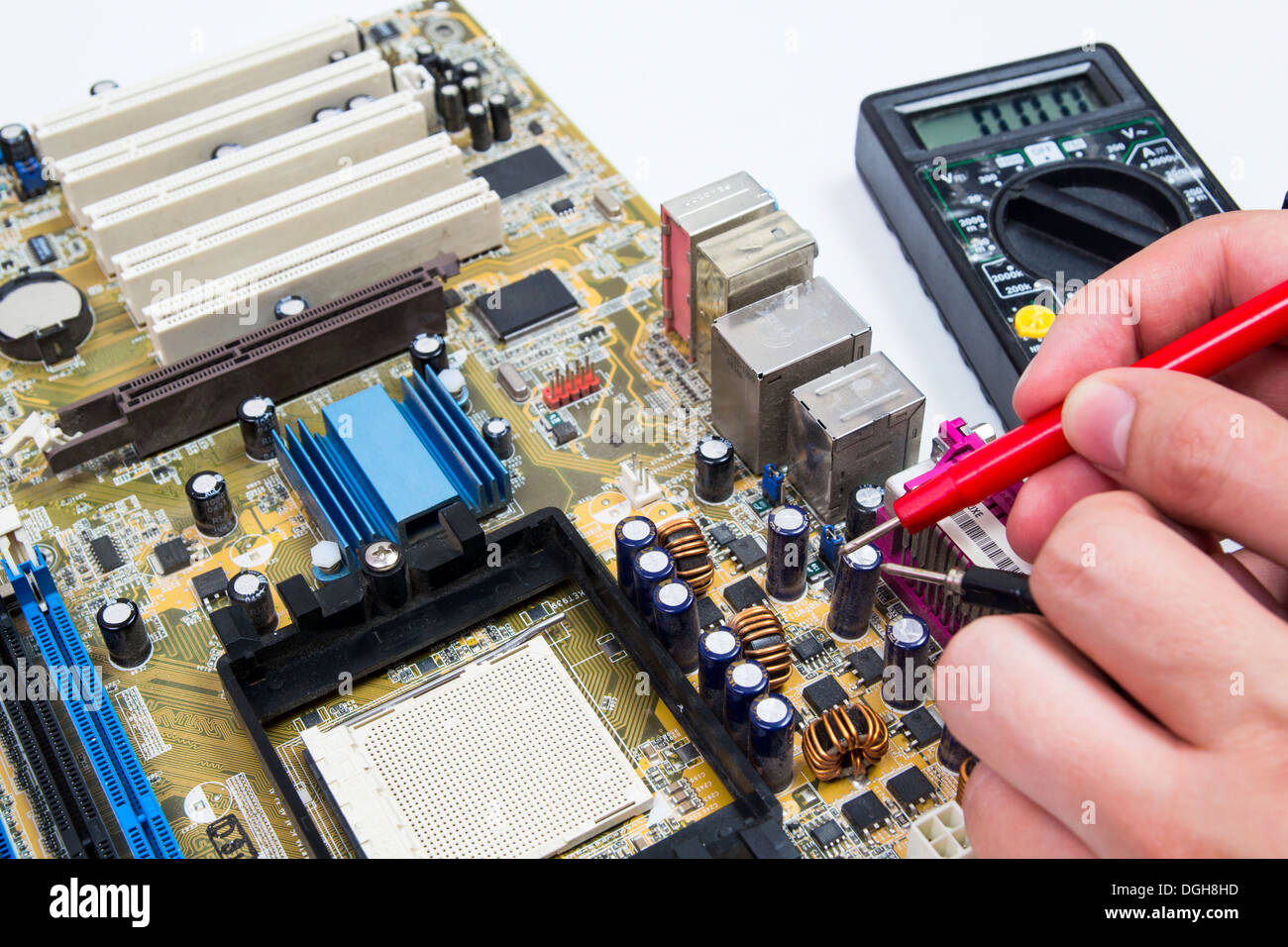 Mesure de la carte mère. La réparation de matériel informatique de l'homme Banque D'Images