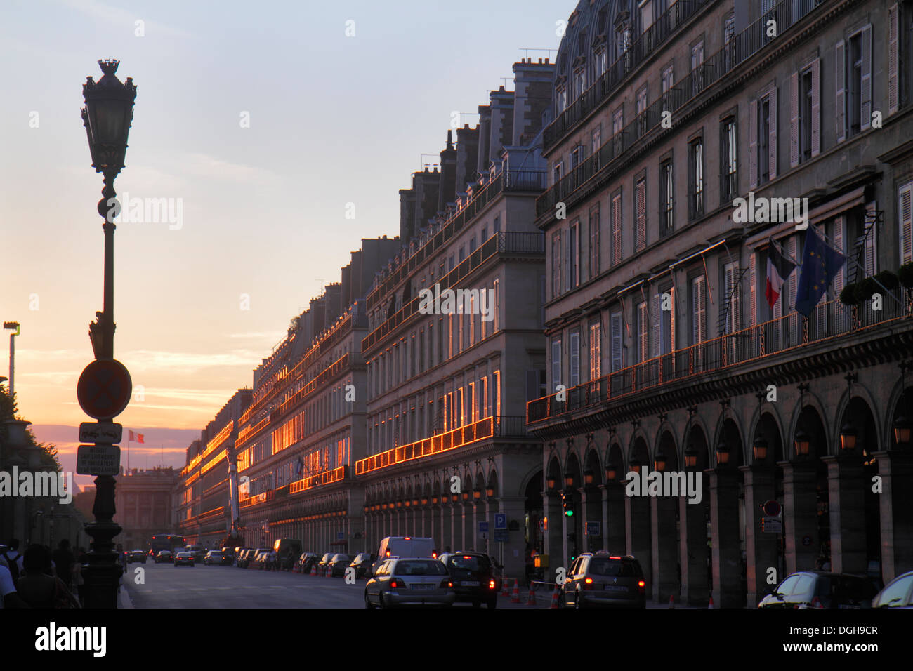 Paris France,1er arrondissement,rue du Rivoli,lampadaire,Haussmann condominium,résidentiel,appartement,appartements,appartement,appartement,immeuble,appartements,appartements,immeubles,hôtels,coucher de soleil,FR Banque D'Images