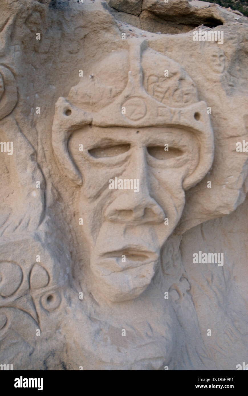 Visage sculpté sur le rocher en Atlantide, Ibiza Banque D'Images