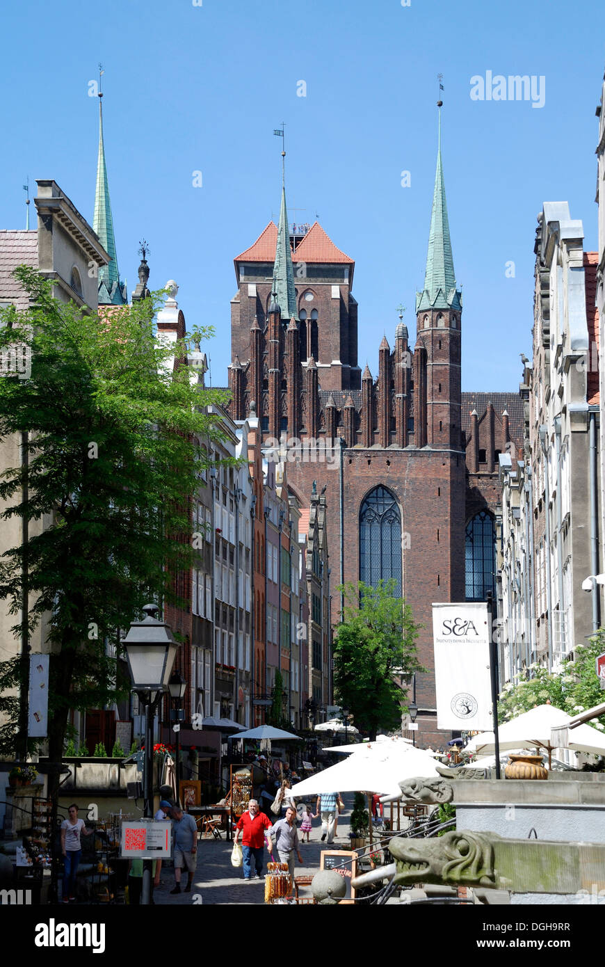Mary's Street avec vue sur l'église Sainte-Marie de Gdansk - Kosciol Mariacki. Banque D'Images