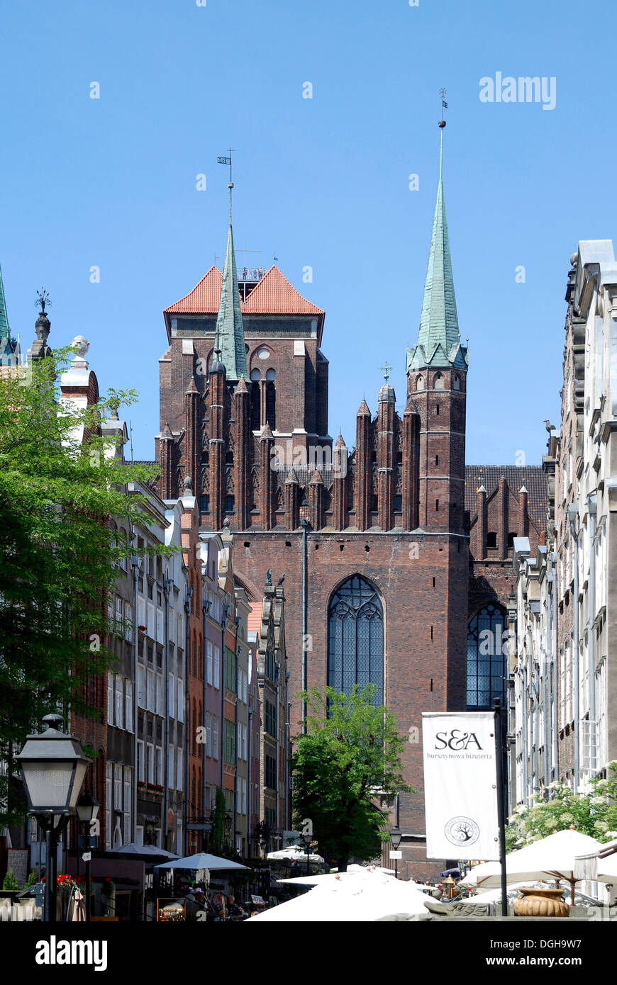 Mary's Street avec vue sur l'église Sainte-Marie de Gdansk - Kosciol Mariacki. Banque D'Images