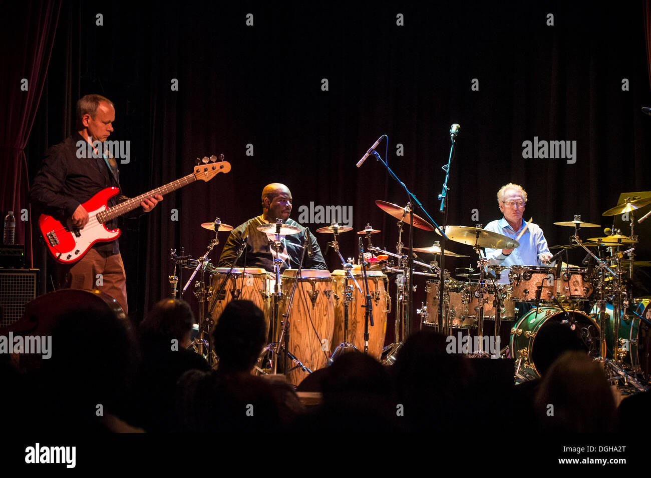 Oakland, Californie, USA. 19 Oct, 2013. Rock légendaire batteur Ginger Baker, le bassiste ALEC DANKWORTH et batteur africain ABASS DODOO effectuer avec le jazz band de la confusion à l'épuisé Yoshi's Jazz Club. (Crédit Image : © Jérôme Brunet/ZUMA Press) Banque D'Images