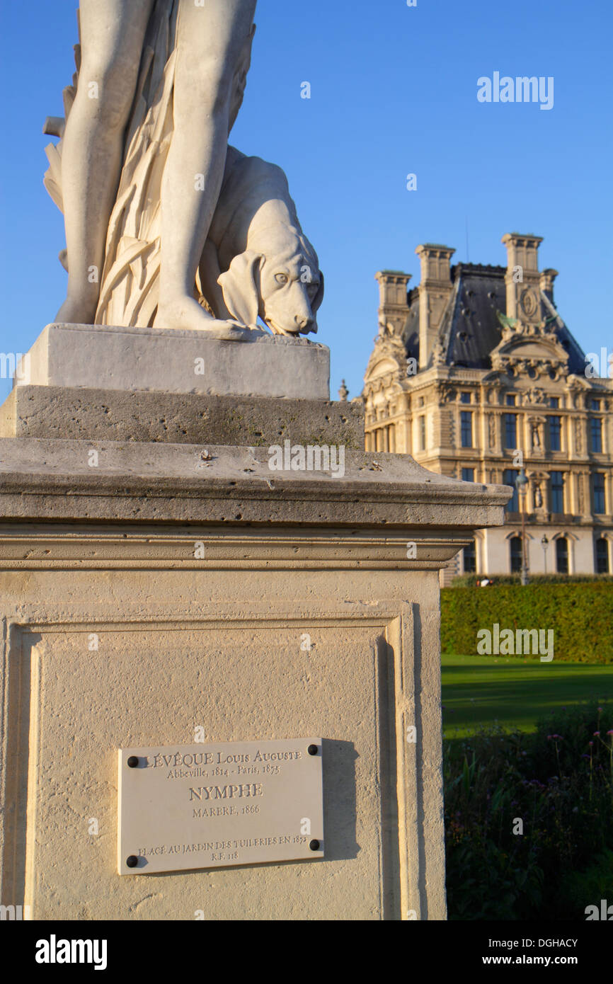 Paris France,8ème arrondissement,jardin des Tuileries,jardin des Tuileries,parc,Nymph,Louis Auguste Leveque,Musée d'art du Louvre,Musée du Louvre,chien,ou Banque D'Images