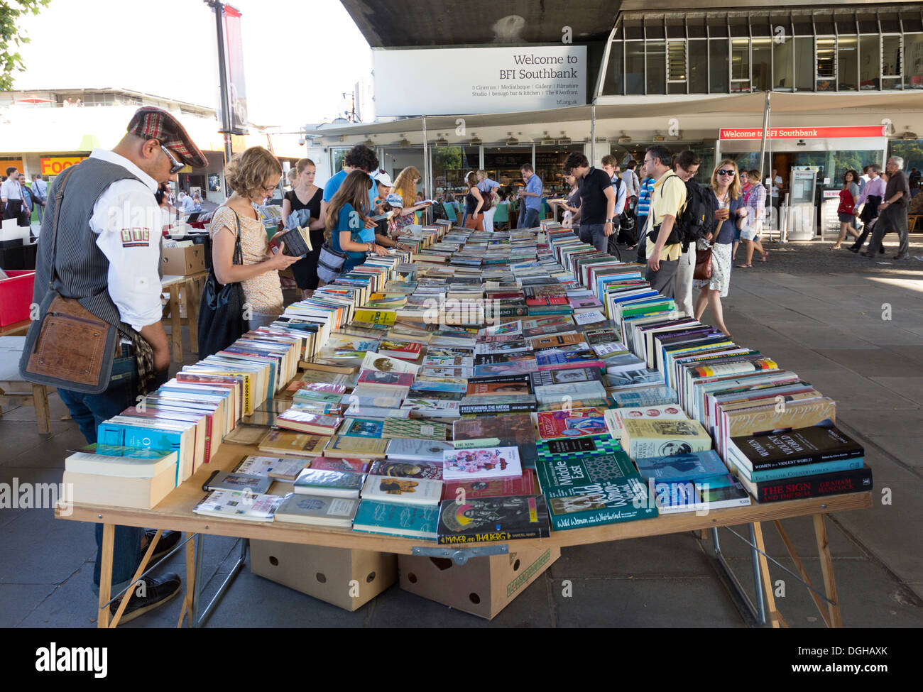 Marché du livre sous le pont de Waterloo - Londres Banque D'Images