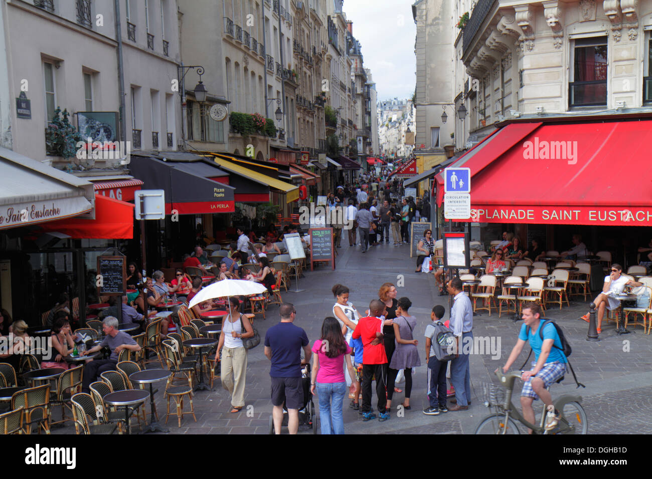 Paris France,1er arrondissement,rue Montorgueil,l'esplanade Saint Eustache,restaurant restaurants restaurants repas cafés,cuisine,nourriture,café,brasserie,t Banque D'Images