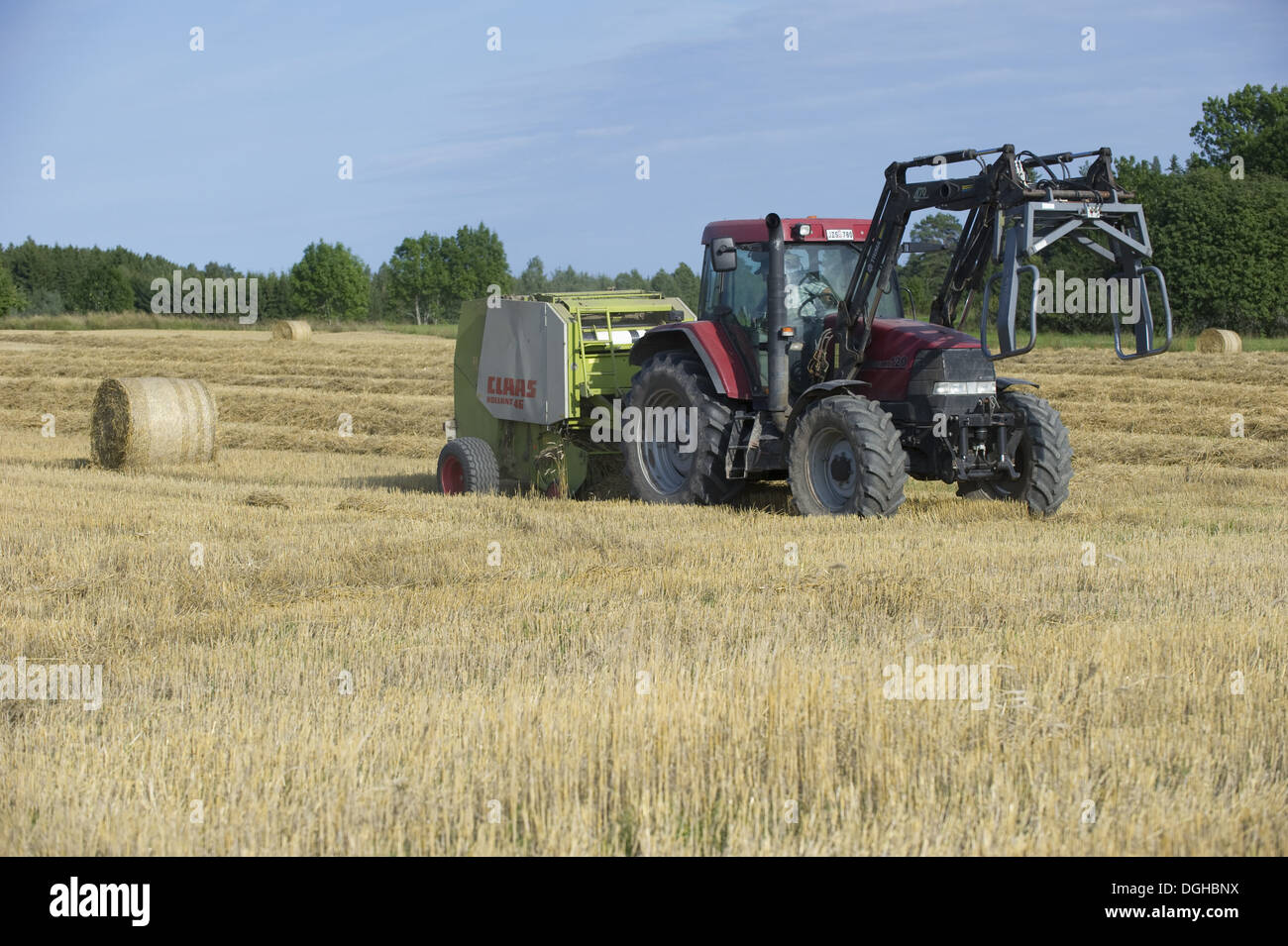 Case MX120 tracteur avec chargeur Trima et presse à balles rondes Claas,  pressage de paille dans les champs de chaume, Suède, août Photo Stock -  Alamy