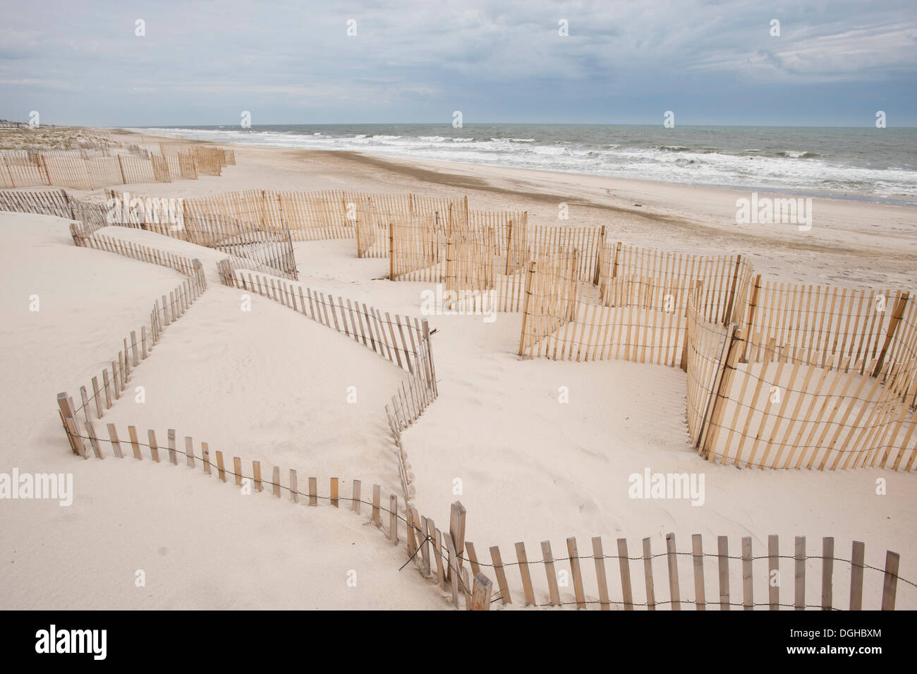 Vue de la plage sur l'océan le long de West Hampton Dunes, dans la région de West Hampton Dunes, dans l'État (26 avril 2012) Photo par Gordon M. Grant Banque D'Images