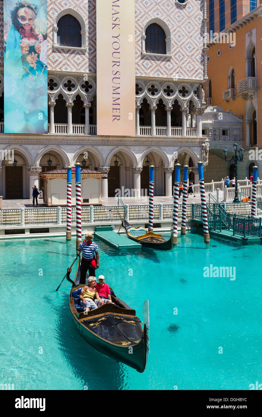 Gondole sur le Grand Canal au Venetian Hotel and Casino, Las Vegas Boulevard South, Las Vegas, Nevada, USA Banque D'Images