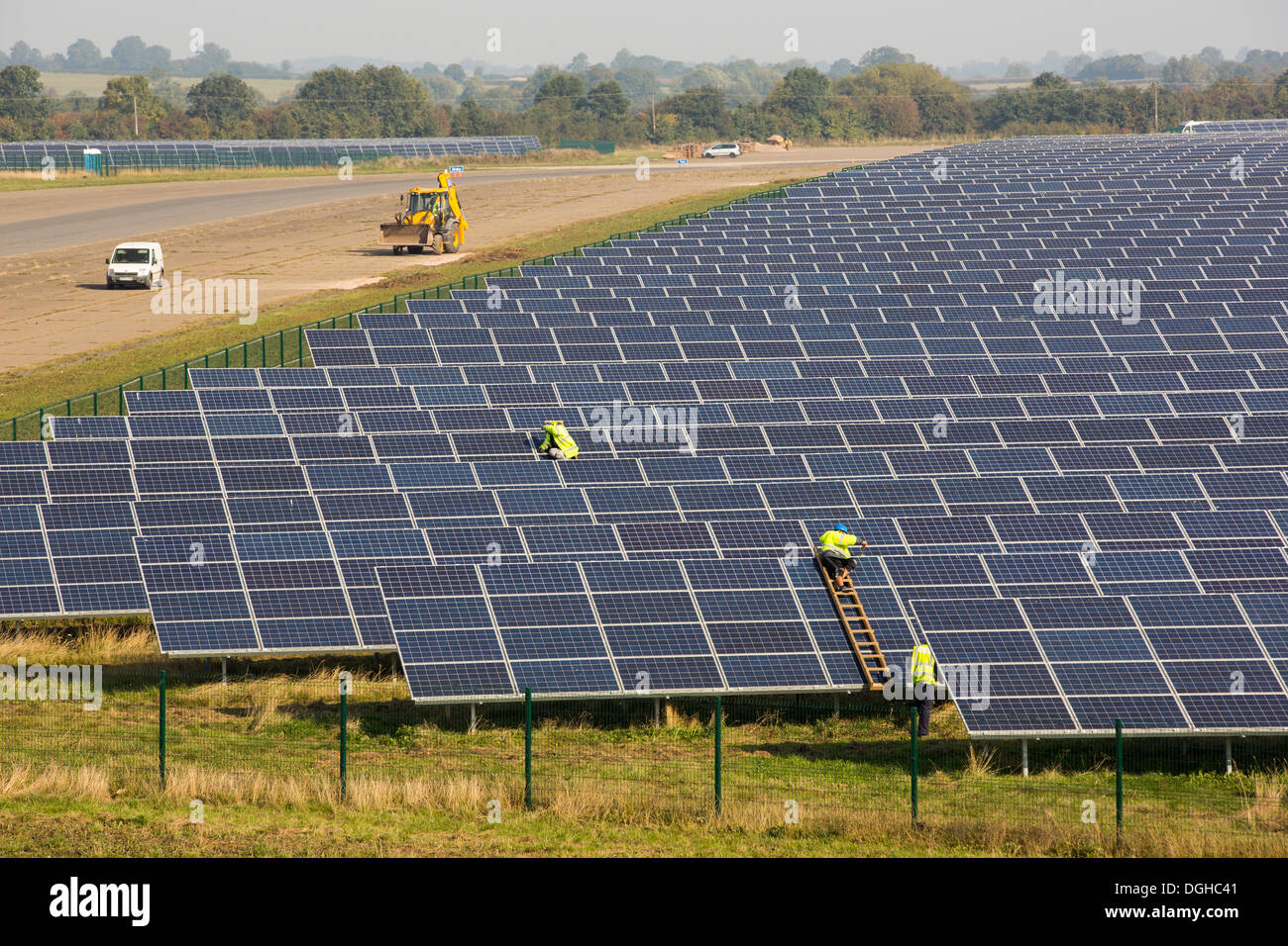Wymeswold ferme solaire la plus grande centrale solaire au Royaume-Uni à 34 MWp, basé sur un ancien terrain d'aviation de la seconde guerre mondiale désaffecté, Leicestershire, UK. Il contient 130 000 panneaux et couvre 150 hectares. Banque D'Images