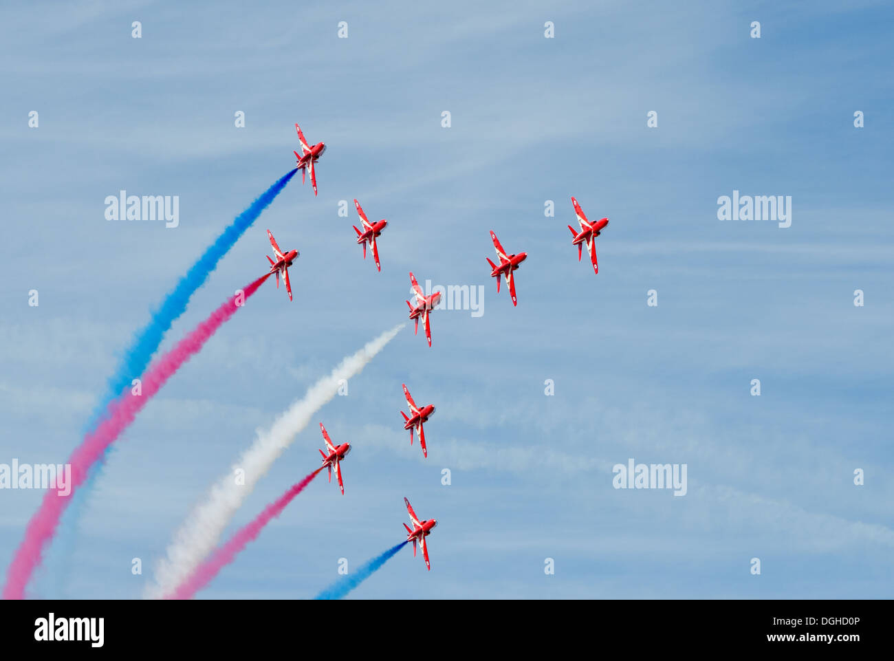 RAF neuf flèches rouges effectuer une manœuvre acrobatique en formation avec la fumée à l'Airshow 2013 Southport Banque D'Images