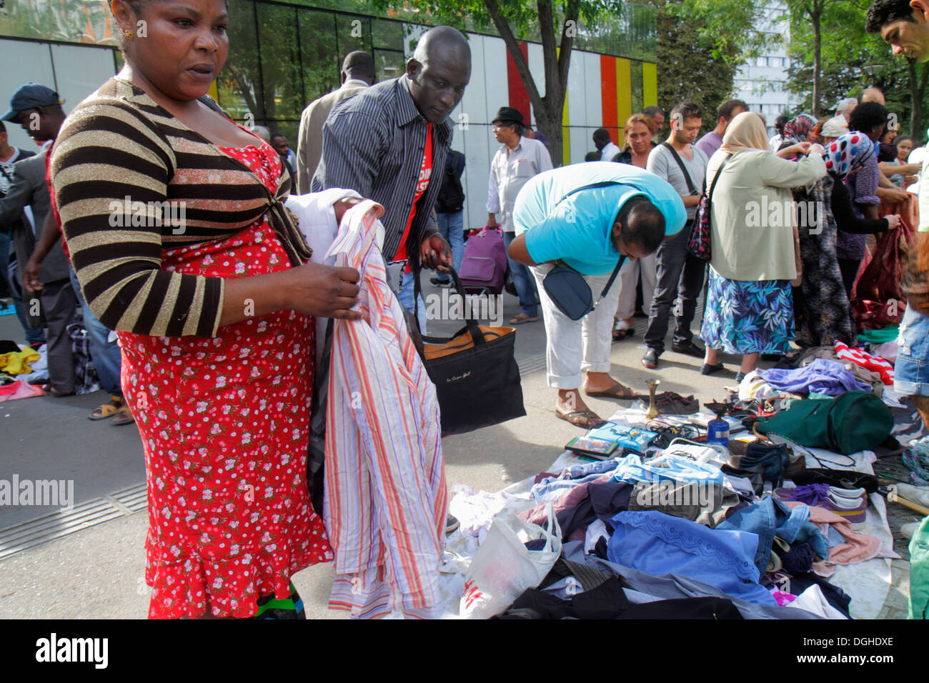 Paris France,Europe,Français,18ème arrondissement,Avenue de la porte de  Montmartre,marché aux puces,shopping shopping shopping shopping shopping  shopping shopping commerces marchés m Photo Stock - Alamy