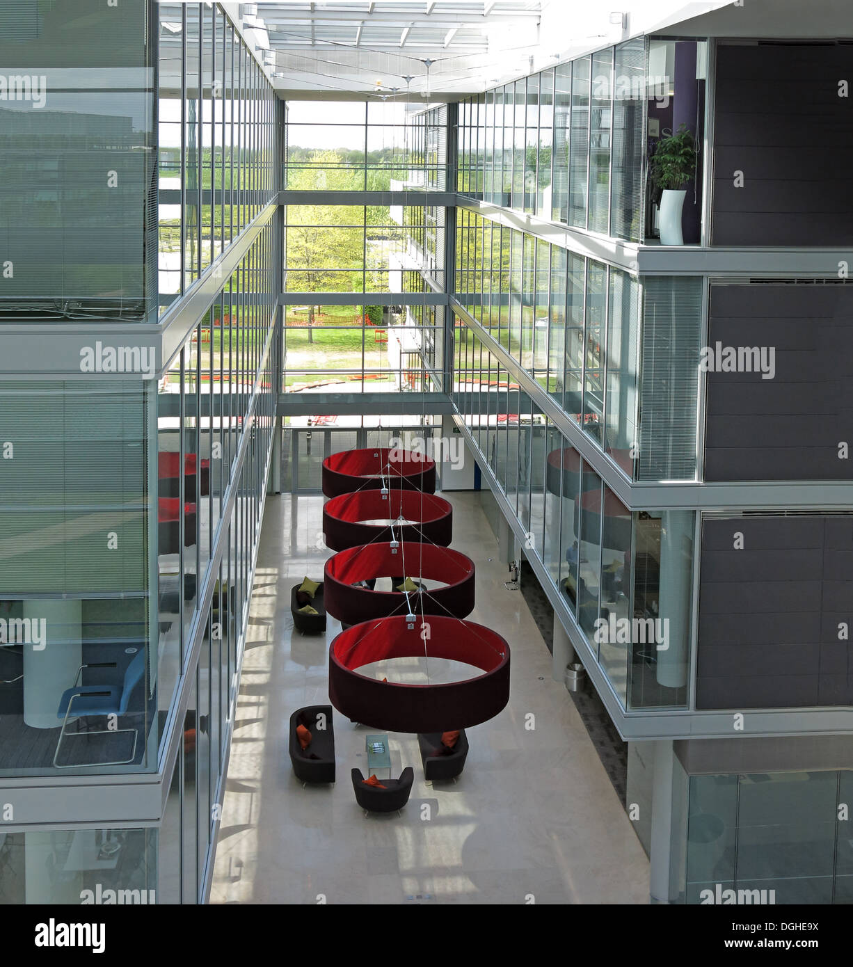 Bureau en verre intérieur de bâtiment, Green Park, Reading, Royaume-Uni Banque D'Images