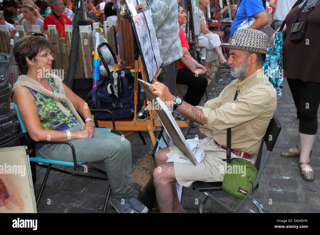 Paris France,Europe,Français,18ème arrondissement,Montmatre,place du Tertre,artiste peintre,adulte homme hommes,adulte,adultes,femme femme femme dame, Banque D'Images