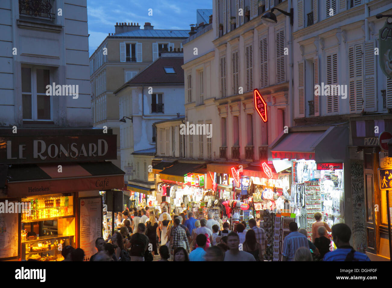 Paris France,Europe,Français,18ème arrondissement,Montmatre,place Saint-Pierre,rue de Steinkerque,nuit nocturne après la tombée de la nuit,shopping Banque D'Images