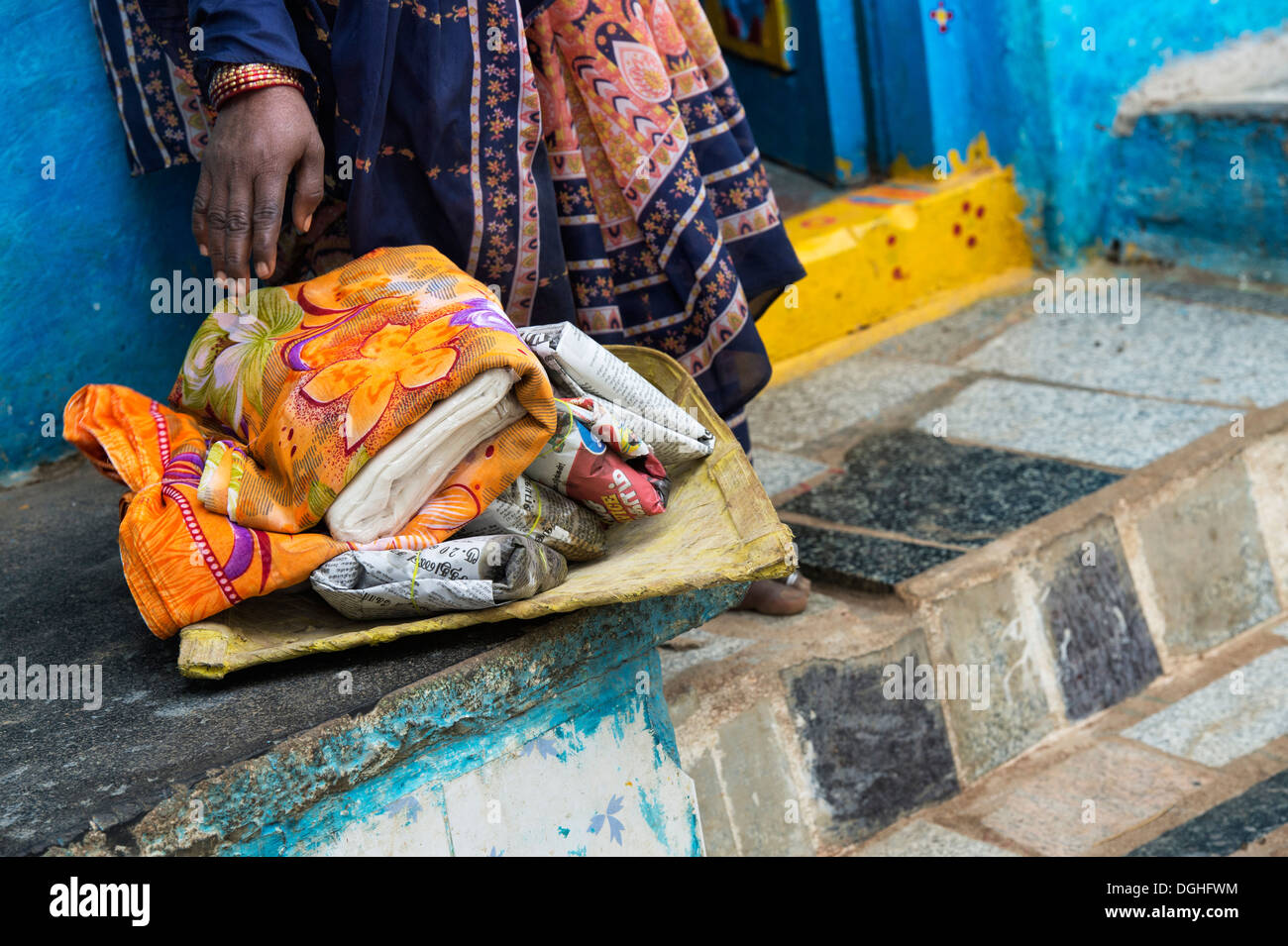 Village de l'Inde rurale femme avec des dons de nourriture et de vêtements donnés par l'Organisation Sri Sathya Sai Baba. L'Andhra Pradesh, Inde Banque D'Images