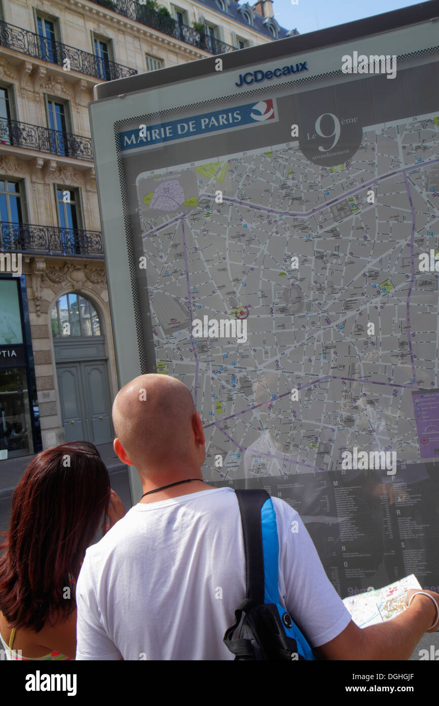 Paris France,9ème arrondissement,place d'Estienne d'Orves,carte des rues,homme hommes,adulte,femme femme,couple,recherche,France130819005 Banque D'Images