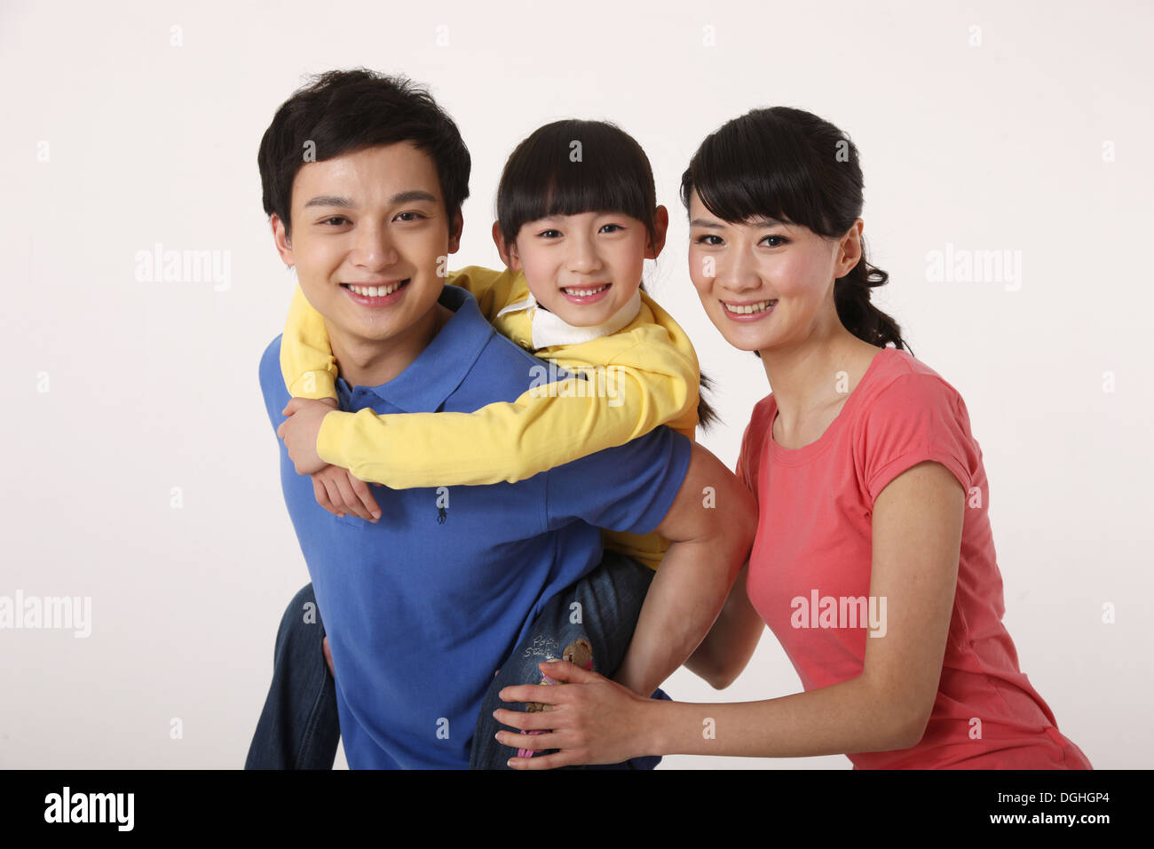 La famille de l'Asie de l'est avec un enfant, père fille transportant sur ses épaules, smiling, looking at camera Banque D'Images