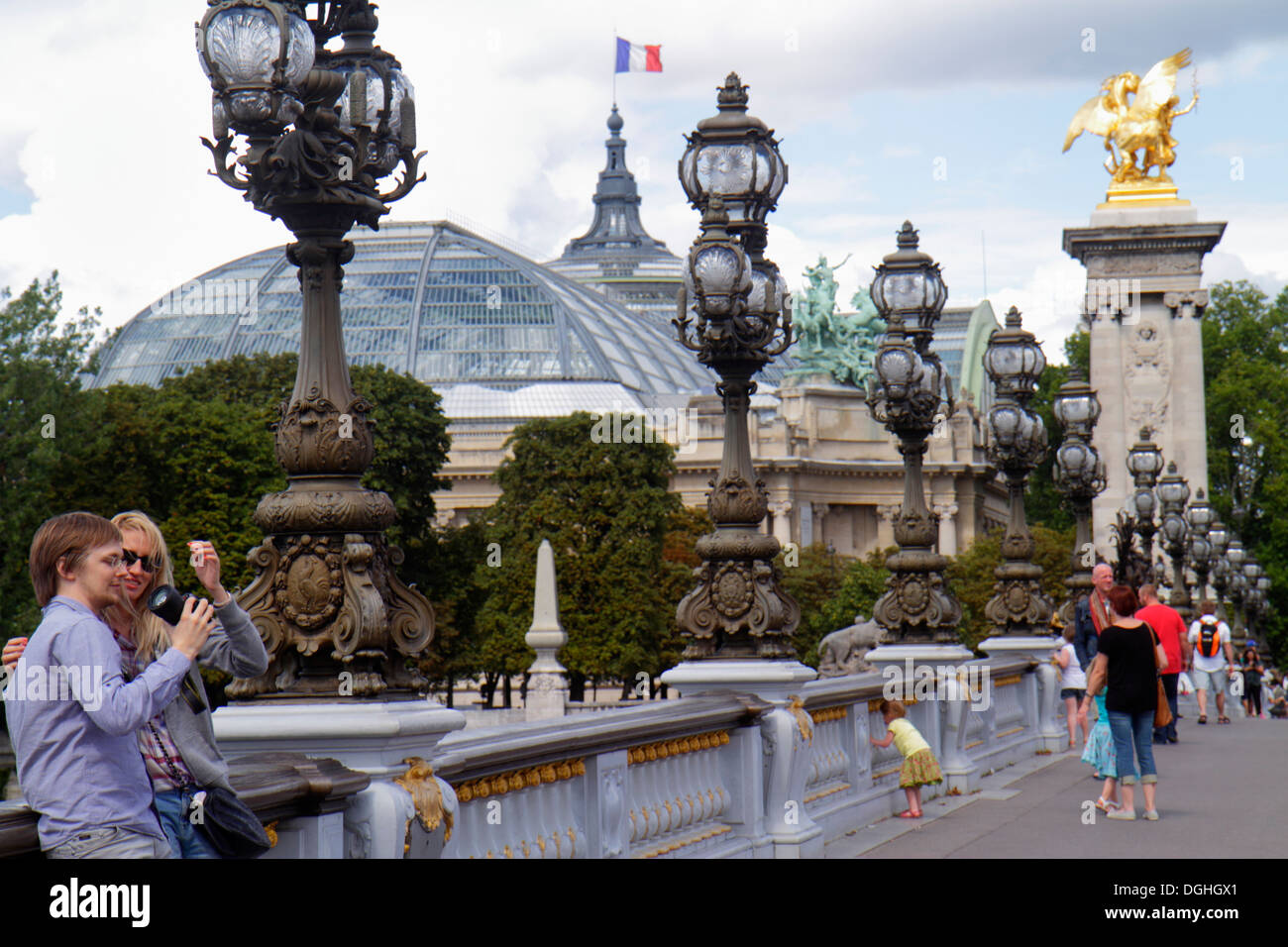 Paris France,Seine,Pont Alexandre III,pont,lampes Art Nouveau,statue dorée,galeries nationales du Grand Palais,Galeries nationales du Grand Palais Banque D'Images