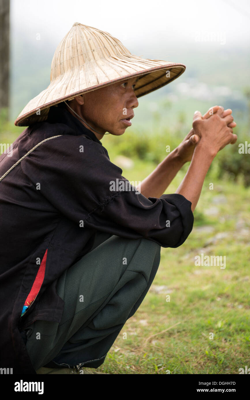 Groupe de la minorité Hmong Fleur homme s'asseoir sur la colline , Bac Ha, Lao Cai, Vietnam Banque D'Images