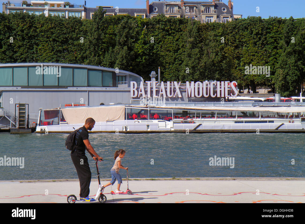 Paris France,Seine River,la Rive gauche,Berges de Seine,bateau mouche,bateau de croisière,Noir homme hommes,père,fille fille,jeune,femme enfants Banque D'Images
