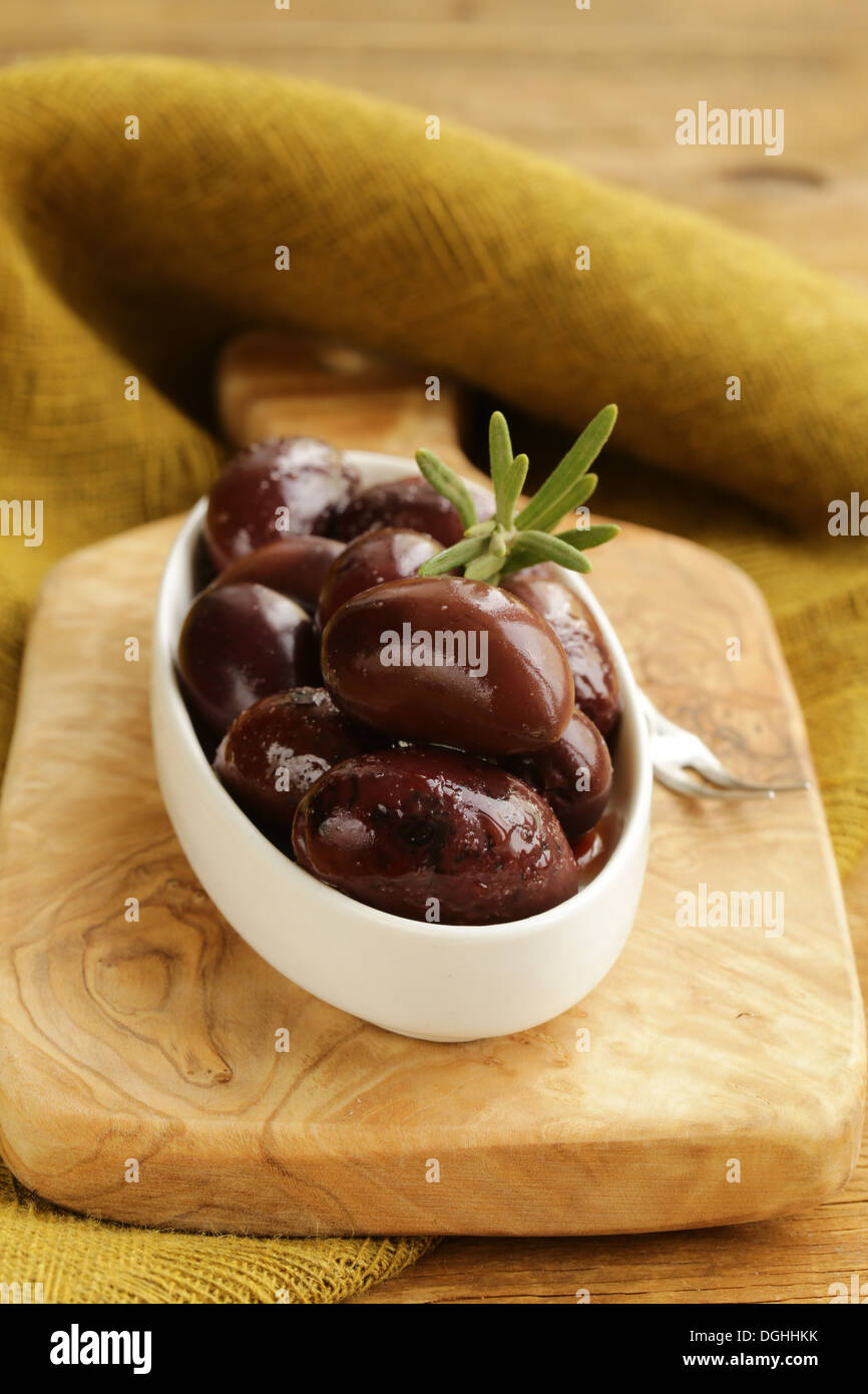 Olives noires kalamata mûrs dans un bol blanc Banque D'Images