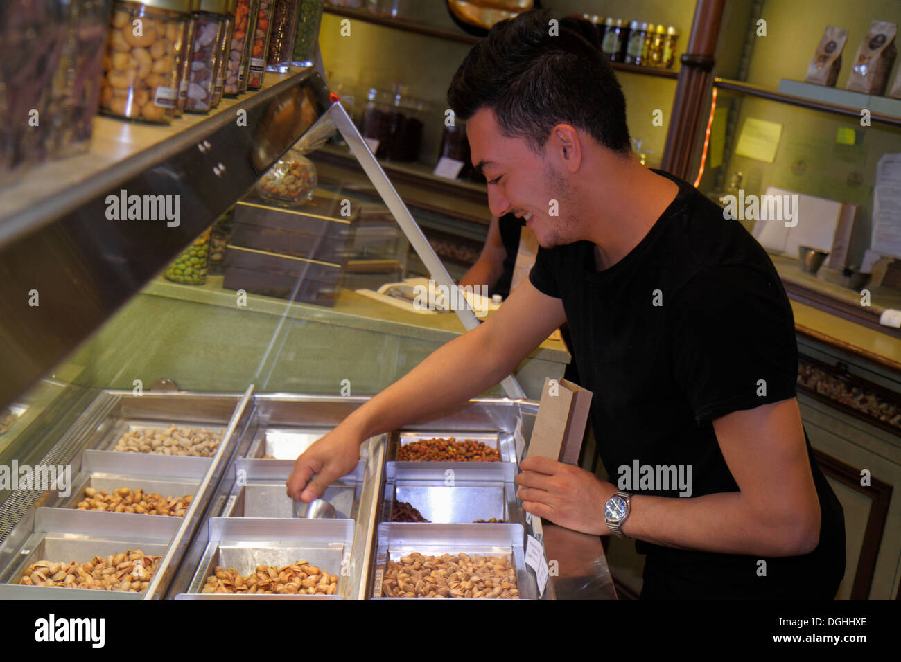 Paris France,Europe,Français,8ème arrondissement,place Alma,la Pistacherie,gourmet bonbons fruits fruits noix,magasin,adultes homme hommes,serveurs emploient Banque D'Images