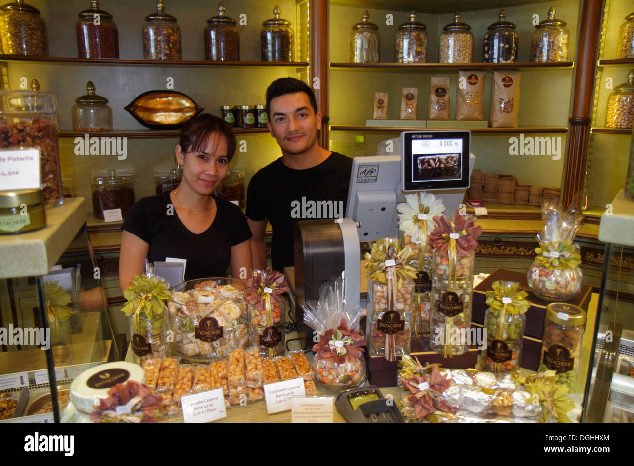 Paris France,8ème arrondissement,place Alma,la Pistacherie,gourmet noix de fruits de bonbons,magasin de vente marques,vente,employé travailleurs travaillant le personnel Banque D'Images