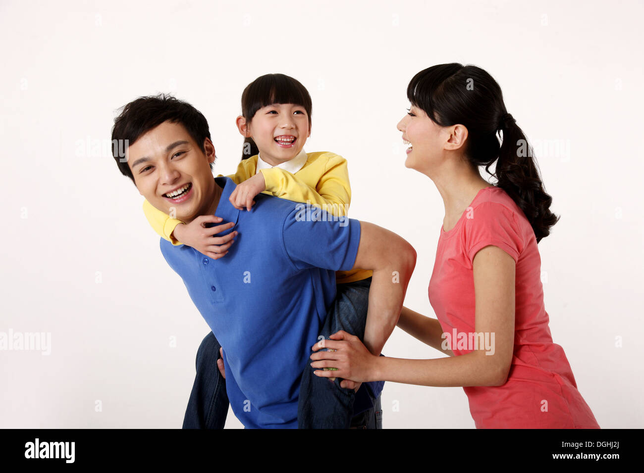 Un enfant d'Asie de l'Est, le père de famille fille portant sur les épaules, Smiling with Mother Banque D'Images