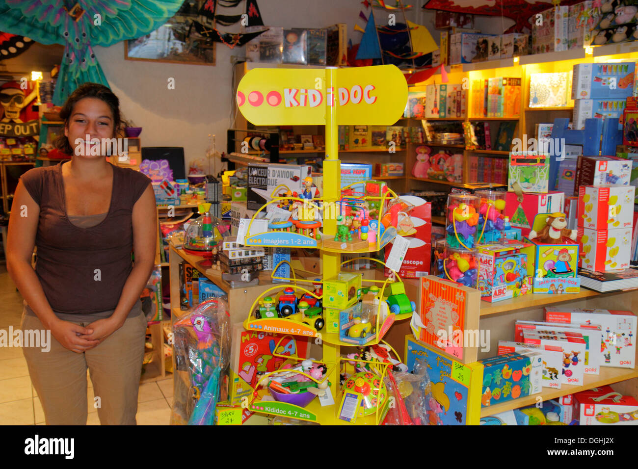 Paris France,Europe,Français,9ème arrondissement,rue Jean-Baptiste Pigalle,magasin de jouets,adulte,adultes,femme femme femme dame,serveurs employés travaillent Banque D'Images