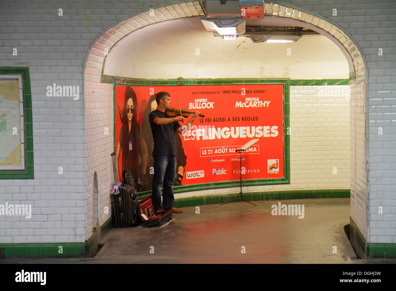 Paris France,7ème arrondissement,Sèvres - Station de métro Babylone ligne 10 12,métro,train,plate-forme,musicien,violoniste,violon,France130820011 Banque D'Images