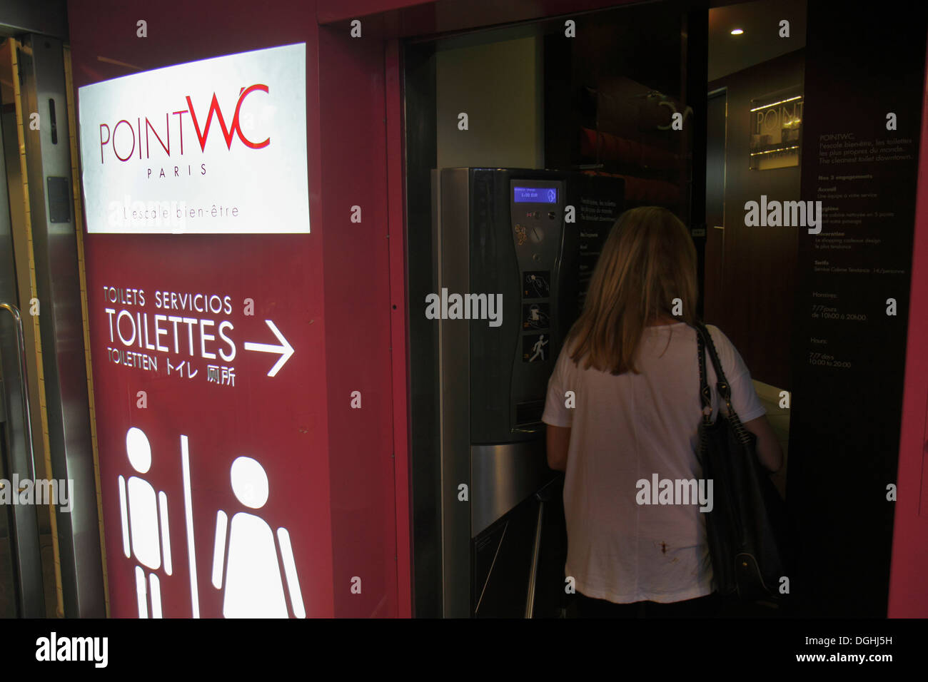 Paris France,5ème arrondissement,rive gauche,Boulevard Saint-Germain,toilettes,WC,douche,adulte,femme,femme,entrée,France130820017 Banque D'Images Paris France,5ème arrondissement,rive gauche,Boulevard Saint-Germain,toilettes,WC,douche,adulte,femme,femme,entrée,France130820017 Banque D'Images