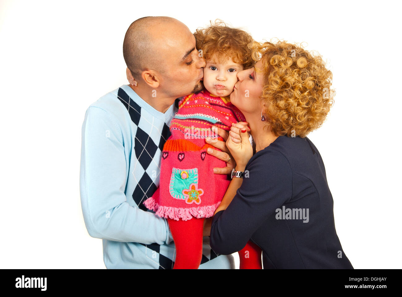 Les parents s'embrasser ensemble avec leur fille boude face isolé sur fond blanc Banque D'Images