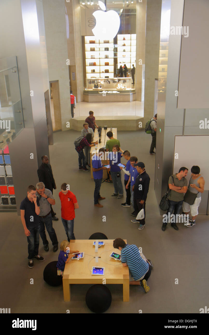 Paris France,1st arrondissement,carrousel du Louvre centre commercial souterrain,Apple Store,iPad,salle d'exposition,intérieur,clients,France130820104 Banque D'Images