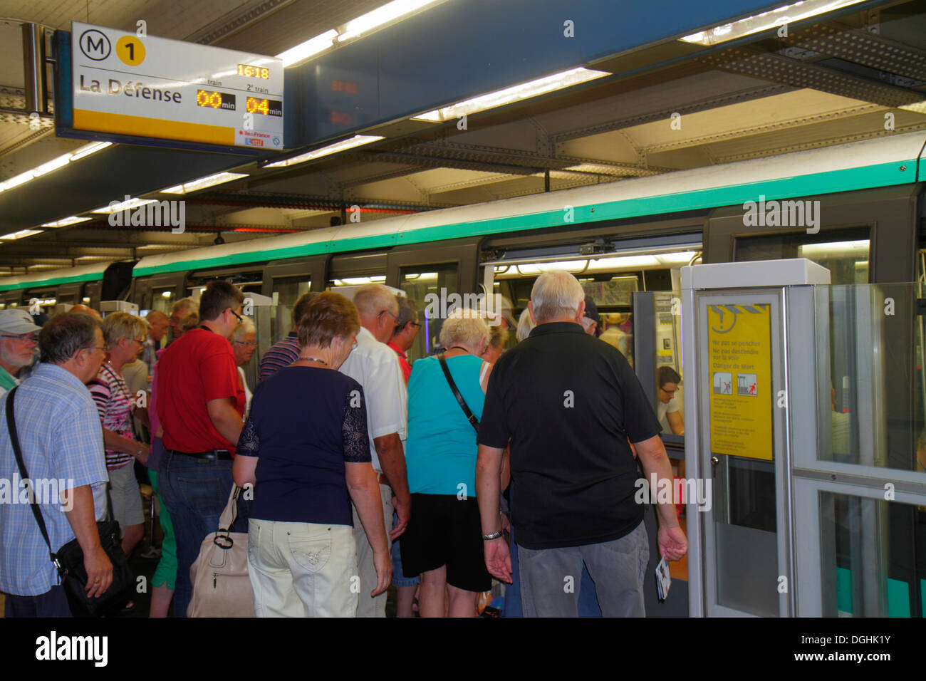 Paris France,4ème arrondissement,Hôtel de ville Métro ligne 1,métro,train,plate-forme,embarquement,passagers rider riders,riders,ligne,file d'attente Banque D'Images