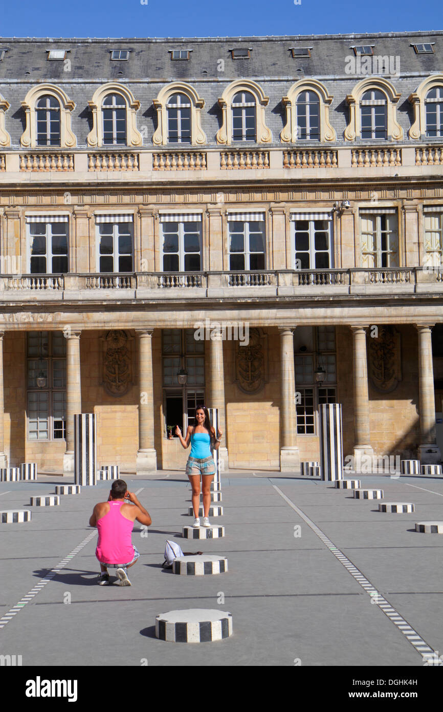 Paris France,1er arrondissement,Palacio Real de París,Palais Royal,Daniel Buren pièce d'art les deux plateaux,les colonnes de Buren,cour,man men ma Banque D'Images Paris France,1er arrondissement,Palacio Real de París,Palais Royal,Daniel Buren pièce d'art les deux plateaux,les colonnes de Buren,cour,man men ma Banque D'Images