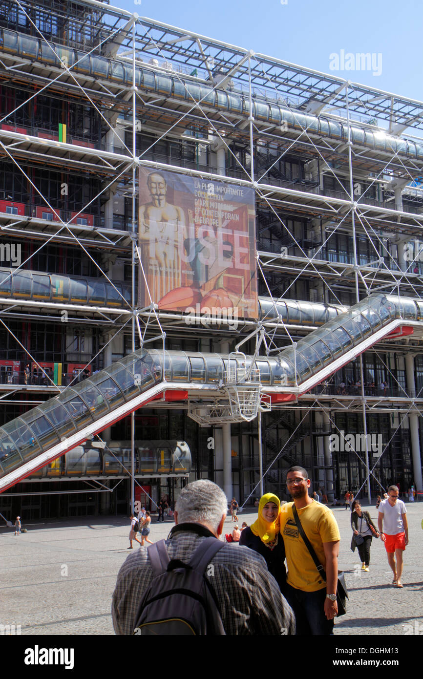 Paris France,4ème arrondissement,Centre Georges Pompidou,centre,avant,extérieur,entrée,musulman,homme hommes,adulte,femme,cou Banque D'Images