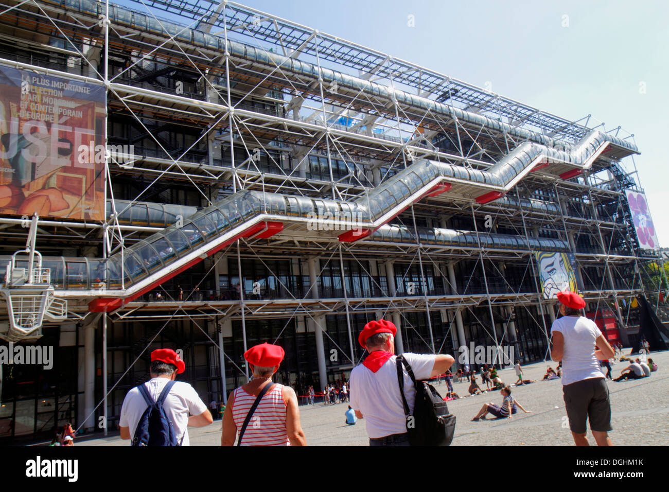 Paris France,4ème arrondissement,Centre Georges Pompidou,centre,avant,extérieur,entrée,homme hommes,adulte,femme femme,chapeau,ha Banque D'Images