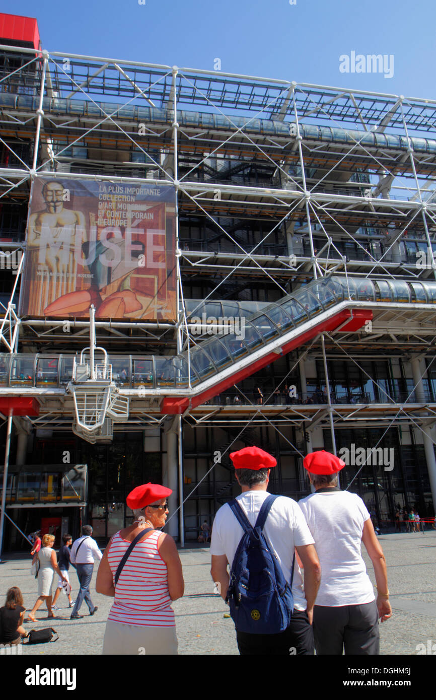 Paris France,4ème arrondissement,Centre Georges Pompidou,centre,avant,extérieur,entrée,homme hommes,adulte,femme femme,chapeau,ha Banque D'Images