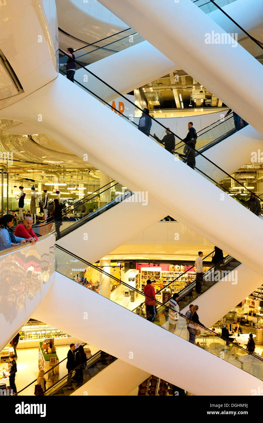 Les escalators dans Selfridges, le centre commercial Bullring, Birmingham, Angleterre. Banque D'Images