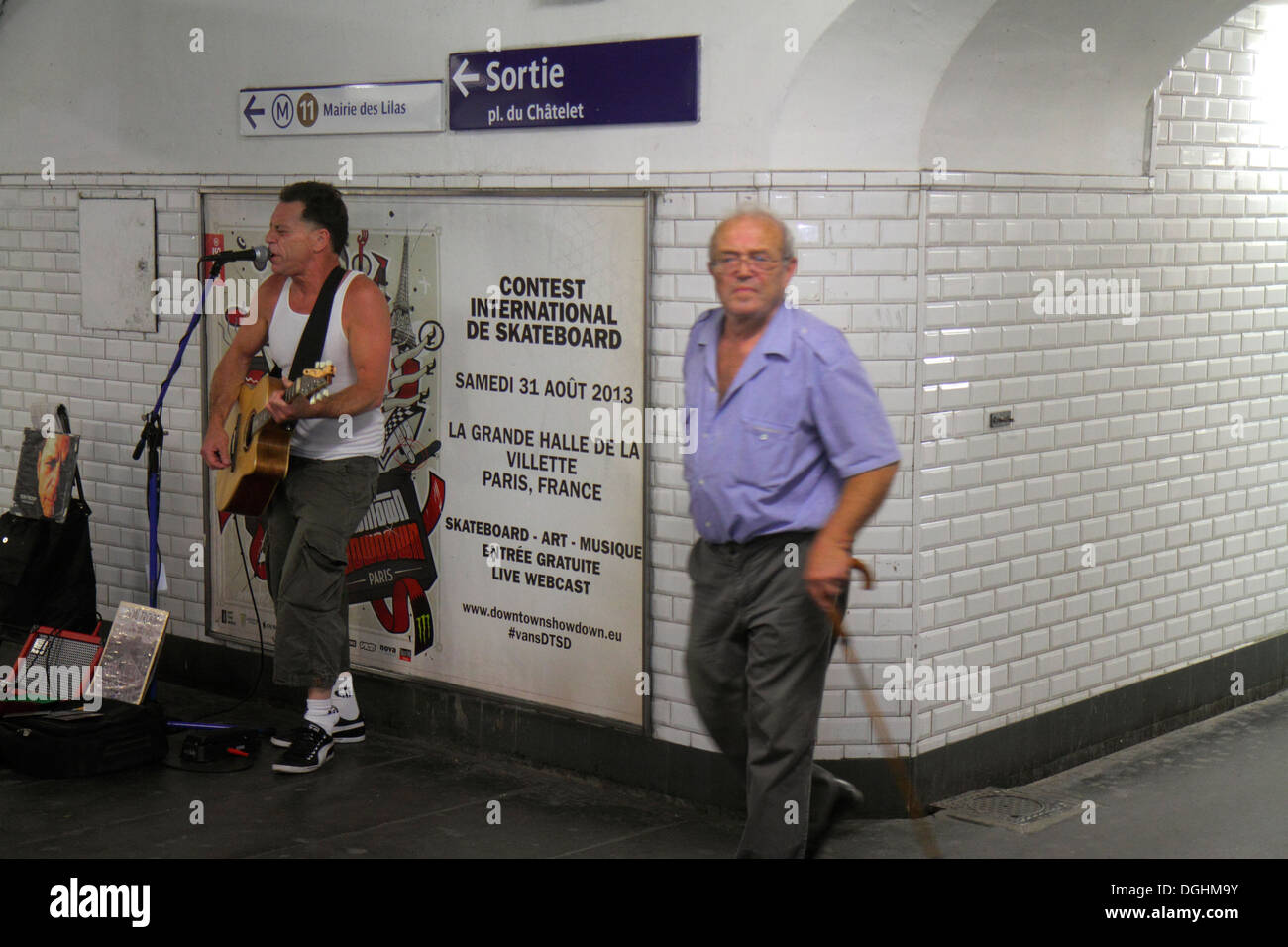 Paris France,Europe,Français,1er arrondissement,Chatelet Station de métro  ligne 11,adultes homme hommes,musicien,chanteur guitariste,jouer,spectacle,TI  Photo Stock - Alamy