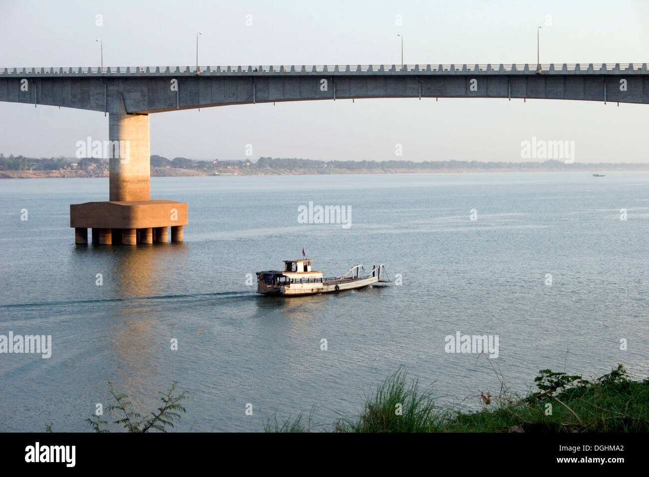 Un bateau, c'est en passant sous le pont japonais de l'Amitié, offert par le Japon, sur la rivière du Mékong à Kampong Cham, au Cambodge. Banque D'Images