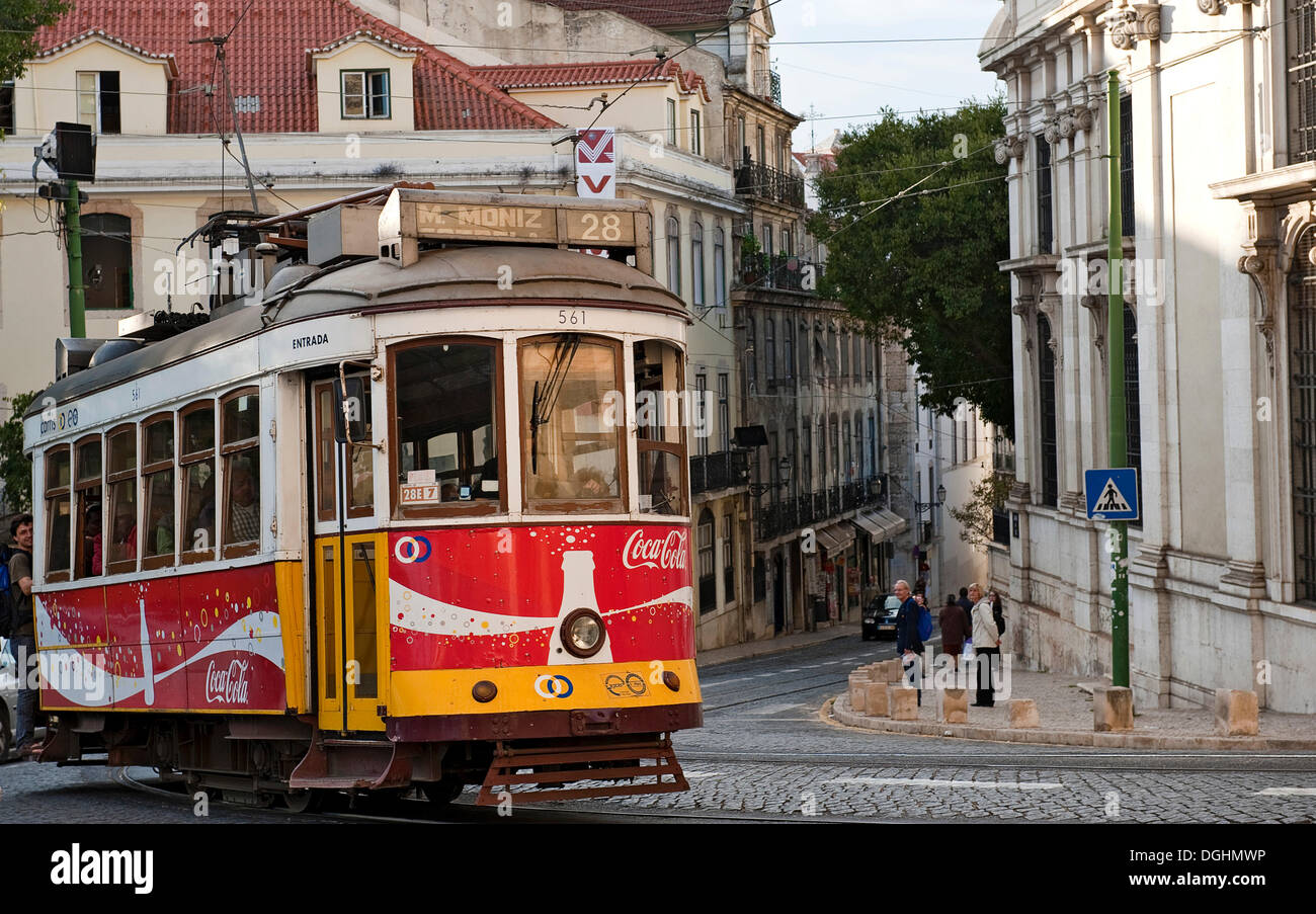 Tramway historique Electrico, ligne 28, dans le quartier d'Alfama, Lisbonne, Portugal, Europe Banque D'Images